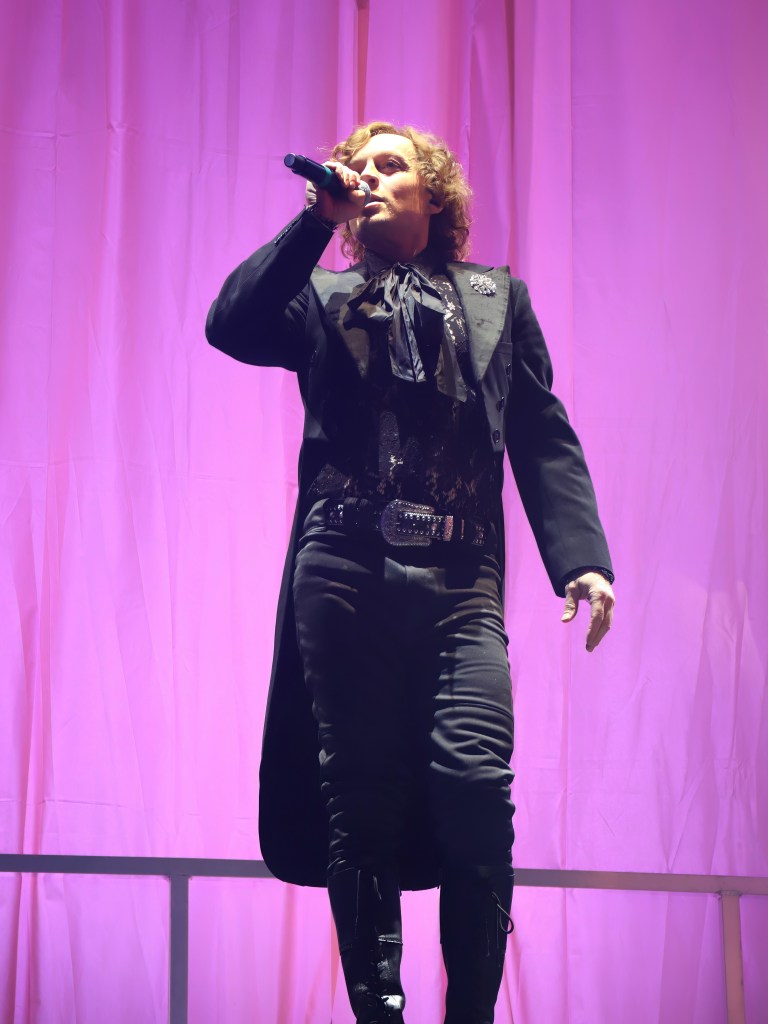 Artist LIVE review Darren Hayes LIVE and LOOSE Hunter Brothers Media